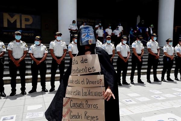 Ciudadanos participan en una manifestación en Ciudad de Guatemala. Foto: EFE