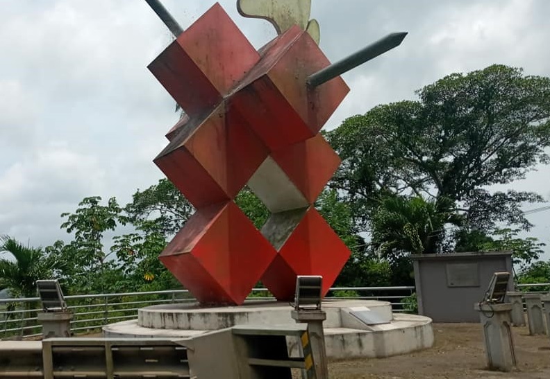 El monumento tiene limo, incluso telarañas en las esquinas y sin la iluminación. Foto: Diómedes Sánchez