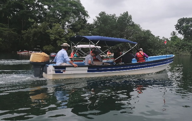 Los dueños de botes y lanchas, que se dedican a transportar a los turistas, señalan que la economía ha empezado a mejorar para ellos. Foto: Thays Domínguez