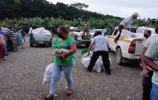 Los damnificados en Bocas del Toro, han recibido el apoyo con bolsas solidarias. Foto: Cortesía