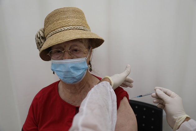 Israel ha comenzado a ofrecer una tercera inyección de la vacuna contra la covid-19 a personas mayores de 60 años. Foto: EFE