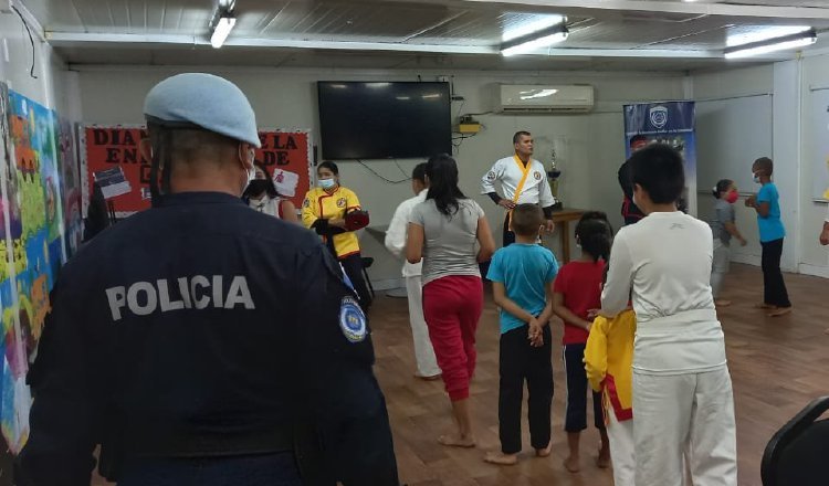 La Policía Nacional desarrolla actividades comunitarias en áreas de riesgo, como Samaria, donde imparten clases de defensa personal. Foto: Cortesía
