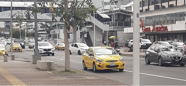 Solo en la ciudad capital hay más de 47 mil cupos otorgados en el transporte selectivo, denunciaron gremios de taxistas. Foto: Archivo