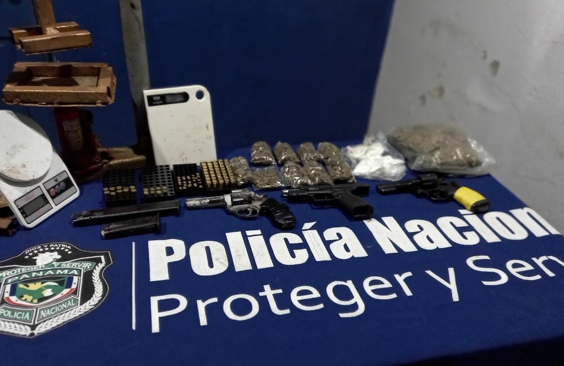 Las armas, drogas y otros artículos estaban ocultos en un lote baldío. Foto: José Vásquez