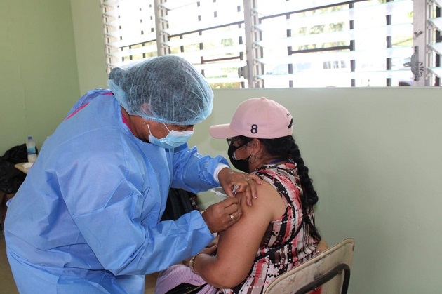 Personal de salud continúa aplicando la vacuna Pfizer contra la covid-19 en los circuitos 9-1 y 9-3 en Veraguas. Foto: Cortesía Minsa