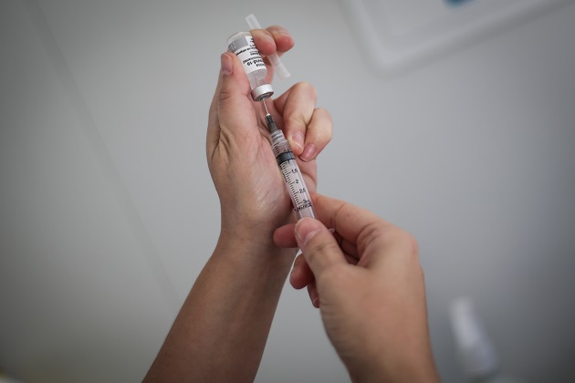 Brasil ha vacunado contra la covid-19 al 48% de su población con la primera dosis y a cerca del 20% con el ciclo completo. Foto: EFE