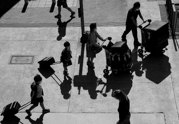 ¿Quién ha dicho que el que no se ha vacunado y que anda por la calle, sea en recreación o trabajo, o por lo que sea, es porque está contagiado y contagiando? ¿De dónde sacan semejante conclusión? Foto: EFE.