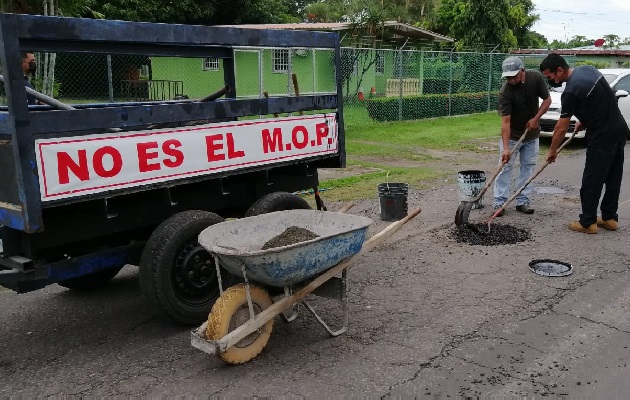 Las tareas de parcheo son realizadas por el personal de la junta comunal. Foto: Eric Montenegro