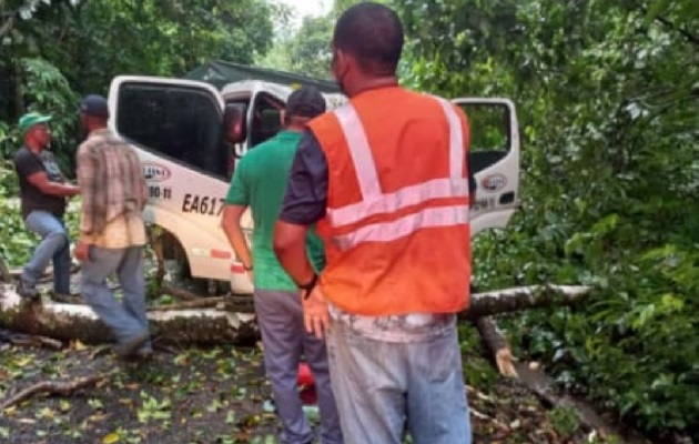 Varias personas que se encontraban en el lugar del accidente trataron de socorrerlo, pero Karín Navarro Dean ya había fallecido. Foto. Diomedes Sánchez