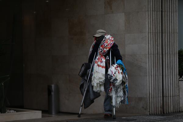 Un vendedor de telares camina este jueves, en calles de la Ciudad de México. EFE