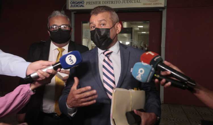 El abogado Sittón cuestionó la falta de pericia en el manejo de los documentos por la fiscalía. Víctor Arosemena