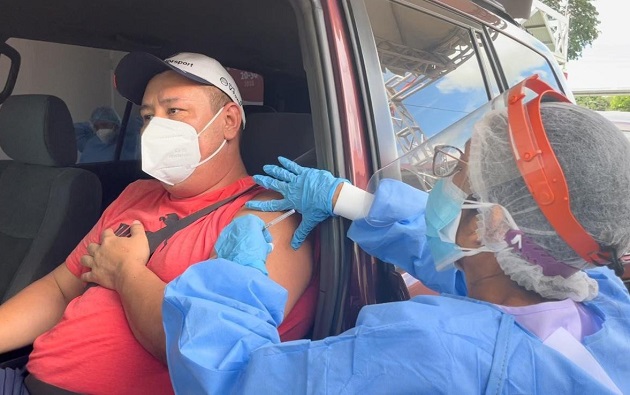 Personal de salud continúa aplicando la vacuna de Pfizer contra la covid-19 en el auto rápido de la Feria Internacional de David. Foto: Cortesía Minsa