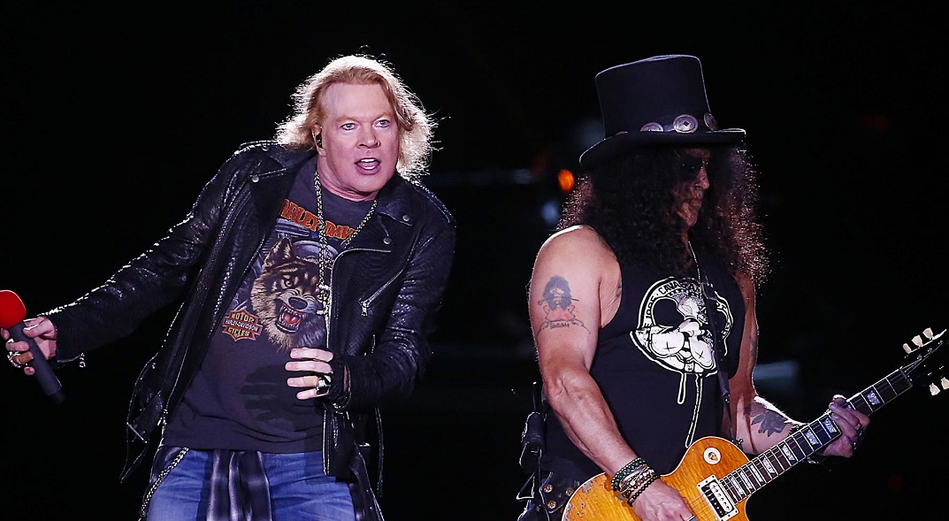 El vocalista, Axl Rose (i), y el guitarrista, Slash (d), de la banda de rock estadounidense Guns N'Roses. EFE/Esteban Garay/Archivo