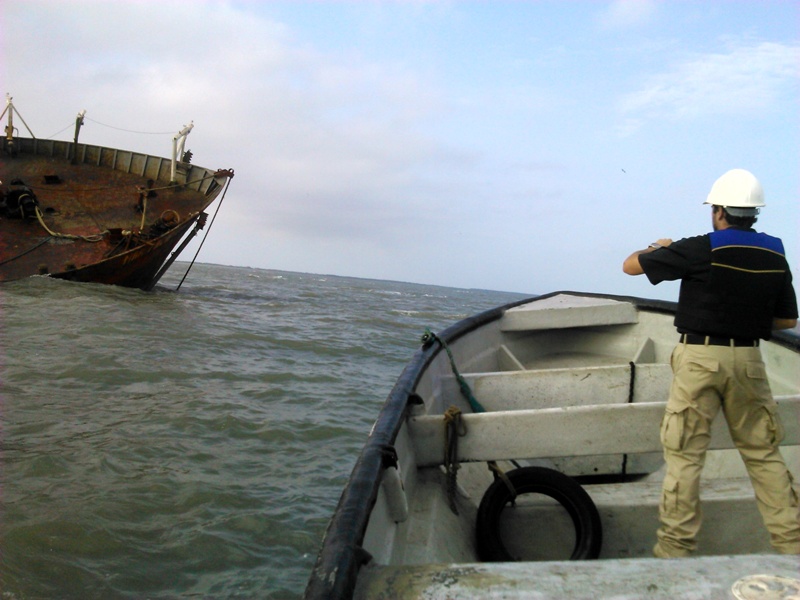 Autoridades realizan inspecciones frecuentes a los barcos areneros. Foto: Archivo