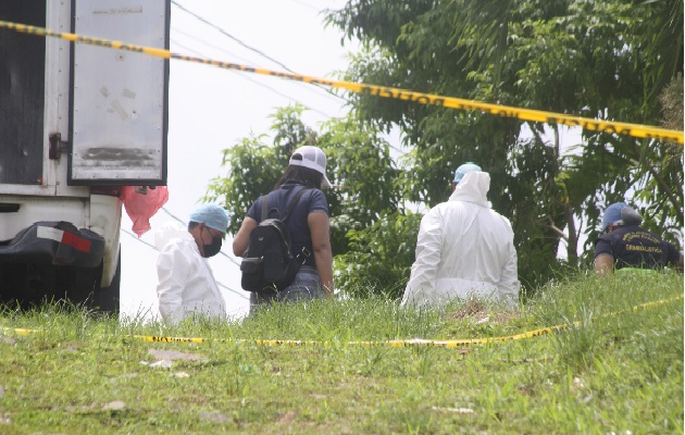 La identificación del occiso fue realizada por su padre, quien se presentó al sitio además de suministrar más información al Ministerio Público. Foto: Eric Montenegro