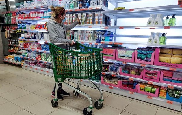 Antes de ir al supermercado es importante verificar si el saldo está disponible. Foto: EFE