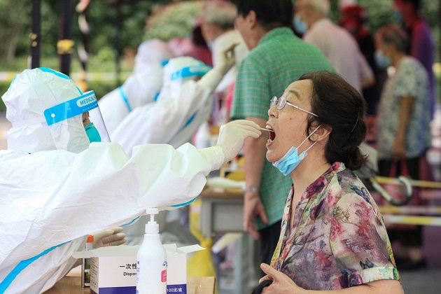 Un sanitario realiza una prueba diagnóstica de covid-19 en Nanjing, China. Foto: EFE