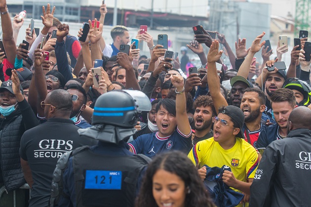 La llegada de Messi a París, Francia, ha movilizado a miles de hinchas, que se congregaron en las inmediaciones del aeropuerto y del estadio del Parque de los Príncipes. Foto: EFE