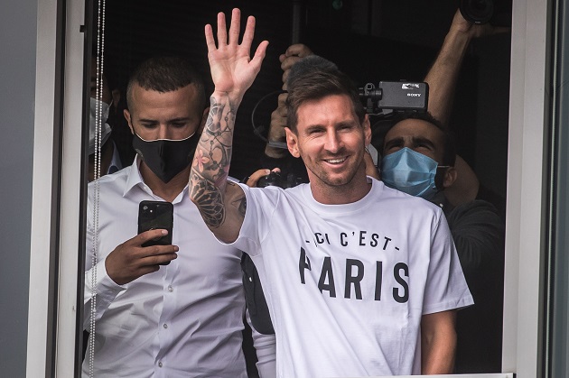 Lionel Messi saludó desde un primer piso del aeropuerto en París a los eufóricos hinchas que le aguardaban, quienes gritaban 
