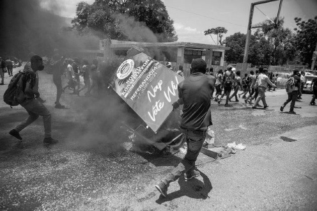 El aumento de las peleas y la violencia entre bandas armadas en Puerto Príncipe, desde principios de junio de este año, provocó el desplazamiento de 17.105 civiles, según datos de la Organización Internacional para las Migraciones (OIM). Foto: EFE.
