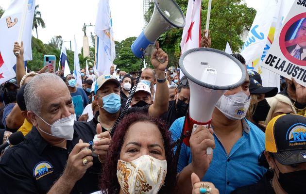 Miembros de Realizando Metas efectúan protesta frente a la sede del Ministerio Público. Foto: Víctor Arosemena