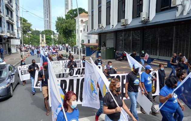 Miembros de Realizando Metas efectúan protesta frente a la sede del Ministerio Público. Foto: Víctor Arosemena