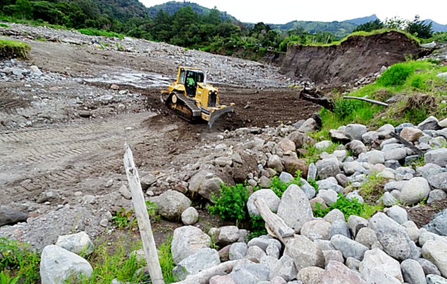 Los trabajos, hasta el momento, han logrado un avance en el dragado y desviación de las fuertes corrientes del caudaloso río Chiriquí Viejo. Foto: Mayra Madrid 