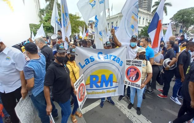 Miembros de Realizando Metas efectúan protesta frente a la sede del Ministerio Público. Foto: Víctor Arosemena