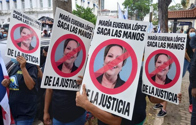 Miembros de Realizando Metas efectúan protesta frente a la sede del Ministerio Público. Foto: Víctor Arosemena