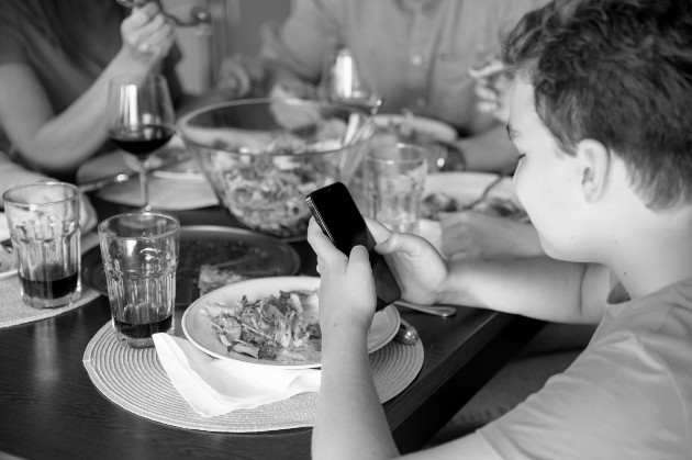 Los programas de alimentación escolar que ofrecen alimentos adecuados y saludables, han demostrado su gran potencial como referencia de hábitos saludables, no solo para los estudiantes, sino también para sus familias. Foto: Freepik.