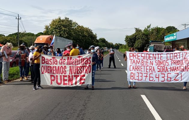 La construcción del puente vehicular y la rehabilitación de la vía tienen un costo de 3.8 millones de dólares. Foto: Eric Montenegro