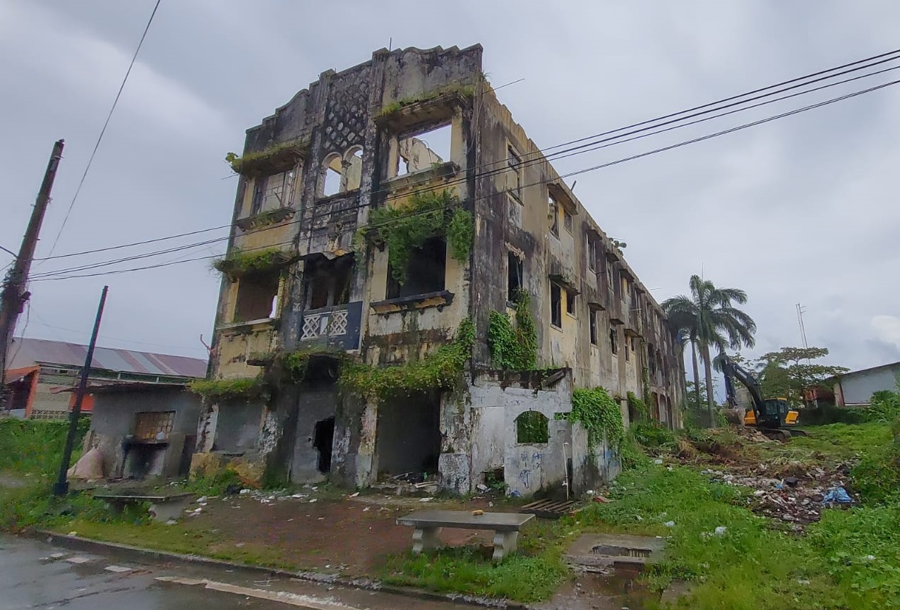 Edificio en malas condiciones abandonado que fue derribado esta tarde en Colón. Diómedes Sánchez.