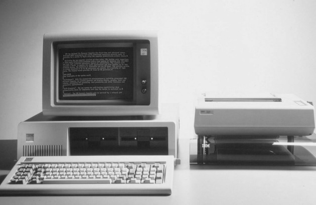 Fotografía de archivo cedida por IBM, el primer computador que esta compañía sacó al mercado, el 5150, en 1981. Foto: EFE/IBM/HO. 