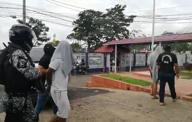 Entre la droga encontrada en la residencia se contabilizaban unos 24 paquetes pequeños que contenían presunta marihuana además de otros seis paquetes envueltos en cinta roja, que se sospecha sea cocaína. Foto: Eric Montenegro