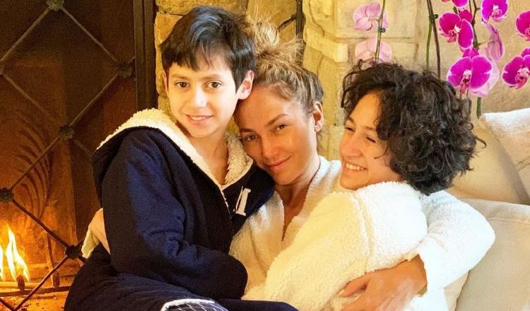 Emme junto a su mamá y hermano. Instagram