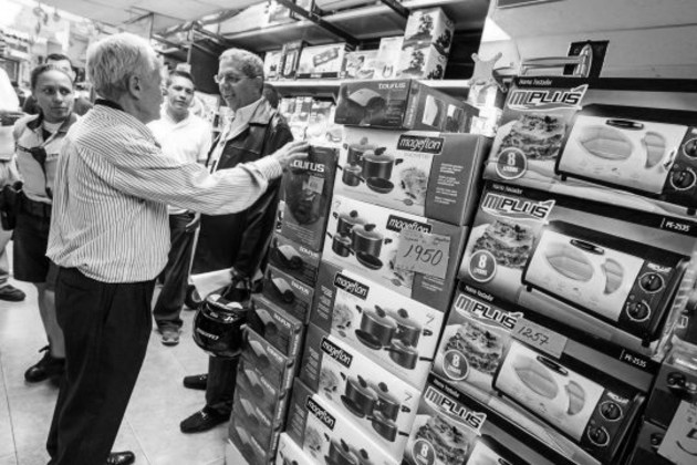 Si usted es afectado por alguna irregularidad durante esta transacción comercial de compras por abonos, puede presentar su queja ante la Autoridad de Protección al Consumidor y Defensa de la Competencia (Acodeco). Foto: EFE.