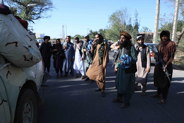 Los talibanes montan hoy guardia en un puesto de control cuando tomaron el control de Herat, Afganistán. Foto: EFE