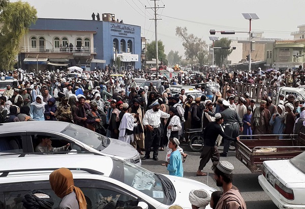 La policía afgana desempeña sus funciones después de que los talibanes tomaran hoy el control de Kandahar, Afganistán. Foto: EFE