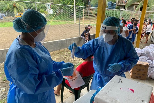 Personal de salud aplicó 8,231 pruebas nuevas de contagio en las últimas 24 horas, para un porcentaje de positividad de 6.8%. Foto: Cortesía Minsa