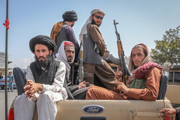 Talibanes viajan en un vehículo por las calles de Kabul en Afganistán. Foto: EFE