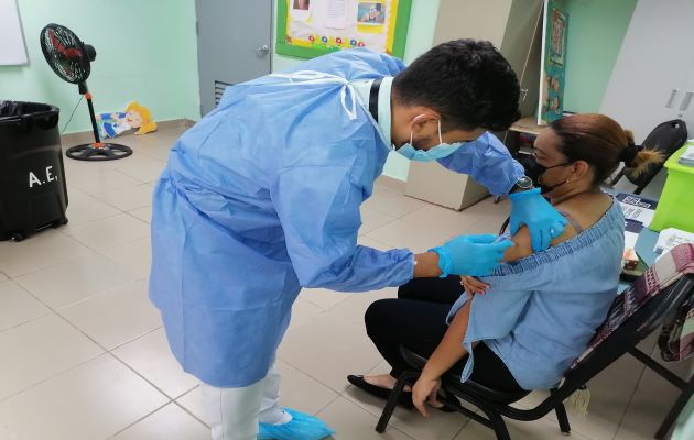 Las autoridades de salud ampliarán la cantidad de salones para el proceso de inmunización. Foto: Diomedes Sánchez