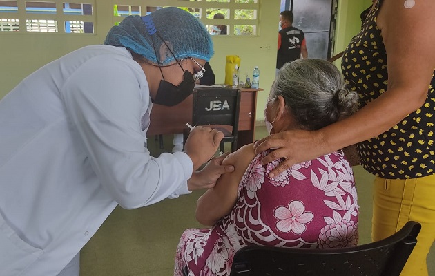 Equipo de trabajo del hospital Dr. Ezequiel Abadía aplicó 5,540 dosis de la vacuna AstraZeneca contra la covid-19, a los residentes del circuito 9-2 en Veraguas, del 10 al 13 de agosto. Foto: Cortesía @CSSPanama