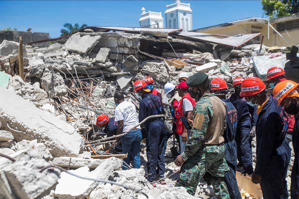  Personal realiza trabajos de remoción de escombros, búsqueda y rescate tras el terremoto registrado este sábado en Haití. EFE