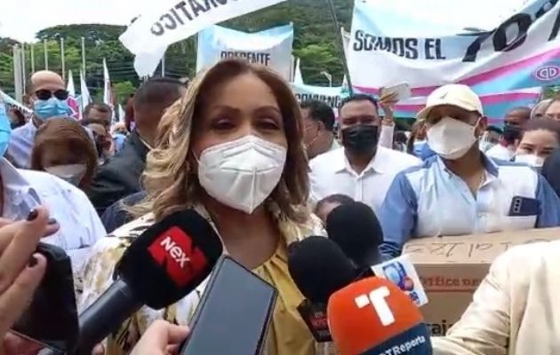 La diputada Yanibel Ábrego llegó acompañada de varios convencionales. 