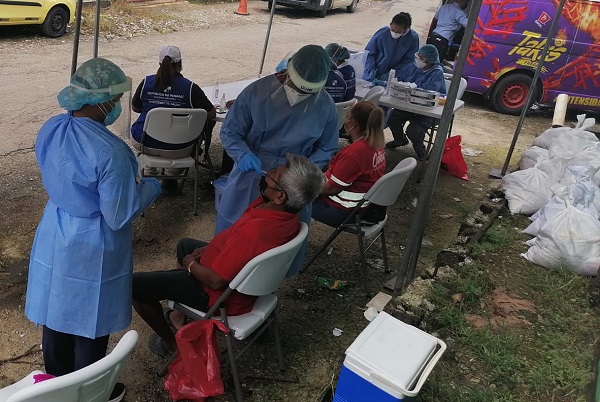 Personal de salud instaló un puesto de hisopado en el corregimiento de Cativá,  donde se detectó el primer caso de la variante delta en Colón. Foto: Cortesía Minsa