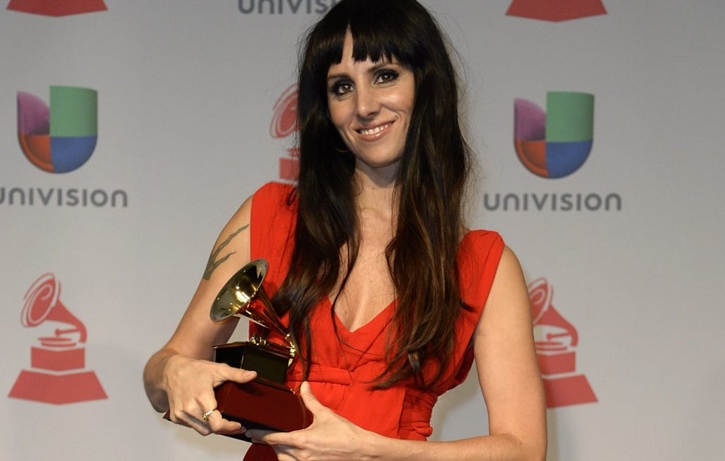 La cantante española Mala Rodríguez posa con su premio a Mejor Álbum de Música Urbana en 2013 en Las Vegas, Nevada (EE.UU.). Foto: EFE / Michael Nelson
