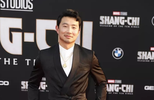 El actor canadiense Simu Liu en el estreno de 'Shang-Chi and the Legend of the Ten Rings' de la que es protagonista, esta madrugada en Los Ángeles, California. Foto: EFE / EPA / CAROLINE BREHMAN