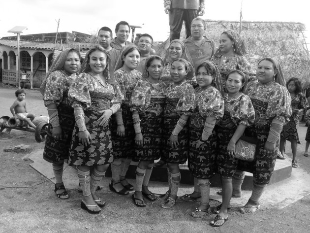  Maestras de la escuela Básica General Nibaginya Cabú, vestidas con molas, durante la Semana de la Cultura Guna. A través de la mola, muestra la vistosidad de su cultura, la flora, la fauna, su artesanía, la concepción del mundo.Foto: Cortesía del autor.