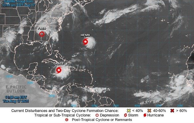 El patrón de trayectoria indica que el centro de Grace se alejará hoy de Gran Caimán. Foto: EFE