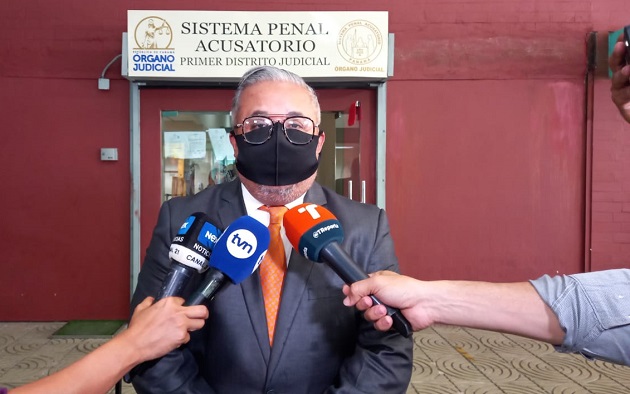 El abogado Roniel Ortiz dio declaraciones hoy a los periodistas en el vigésimo día de audiencia por los supuestos pinchazos telefónicos. Foto: Víctor Arosemena